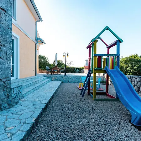 Sky With Pool Vrh (Krk)