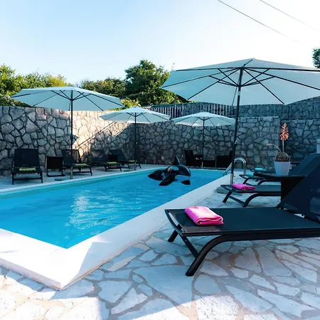 Sky With Pool Vilă *