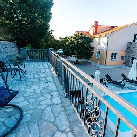 Sky With Pool Vilă *