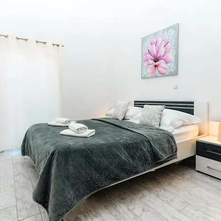 Sky With Pool Vrh (Krk)