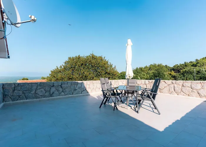 Sky With Pool Vrh (Krk)