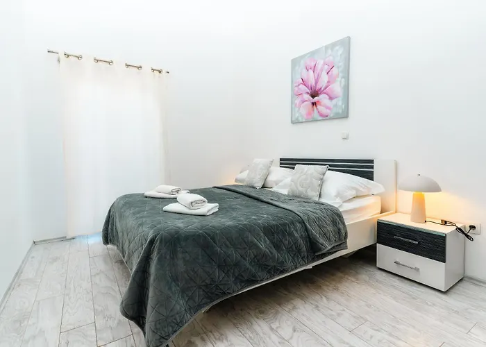 Sky With Pool Vrh (Krk)