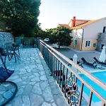 Sky With Pool Vilă *